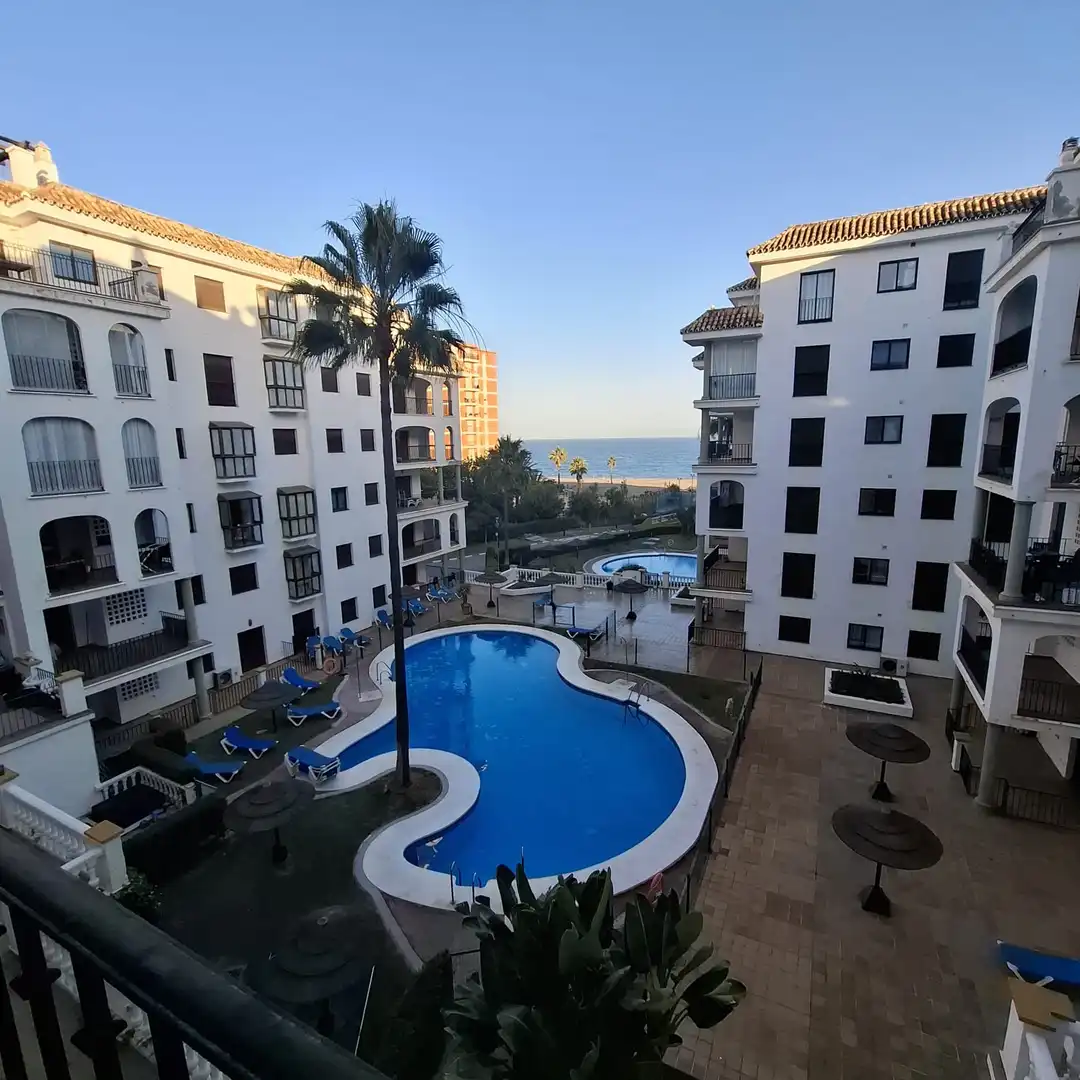 Vista exterior de Apartament en venda en Manilva amb Aire condicionat, Terrassa i Traster