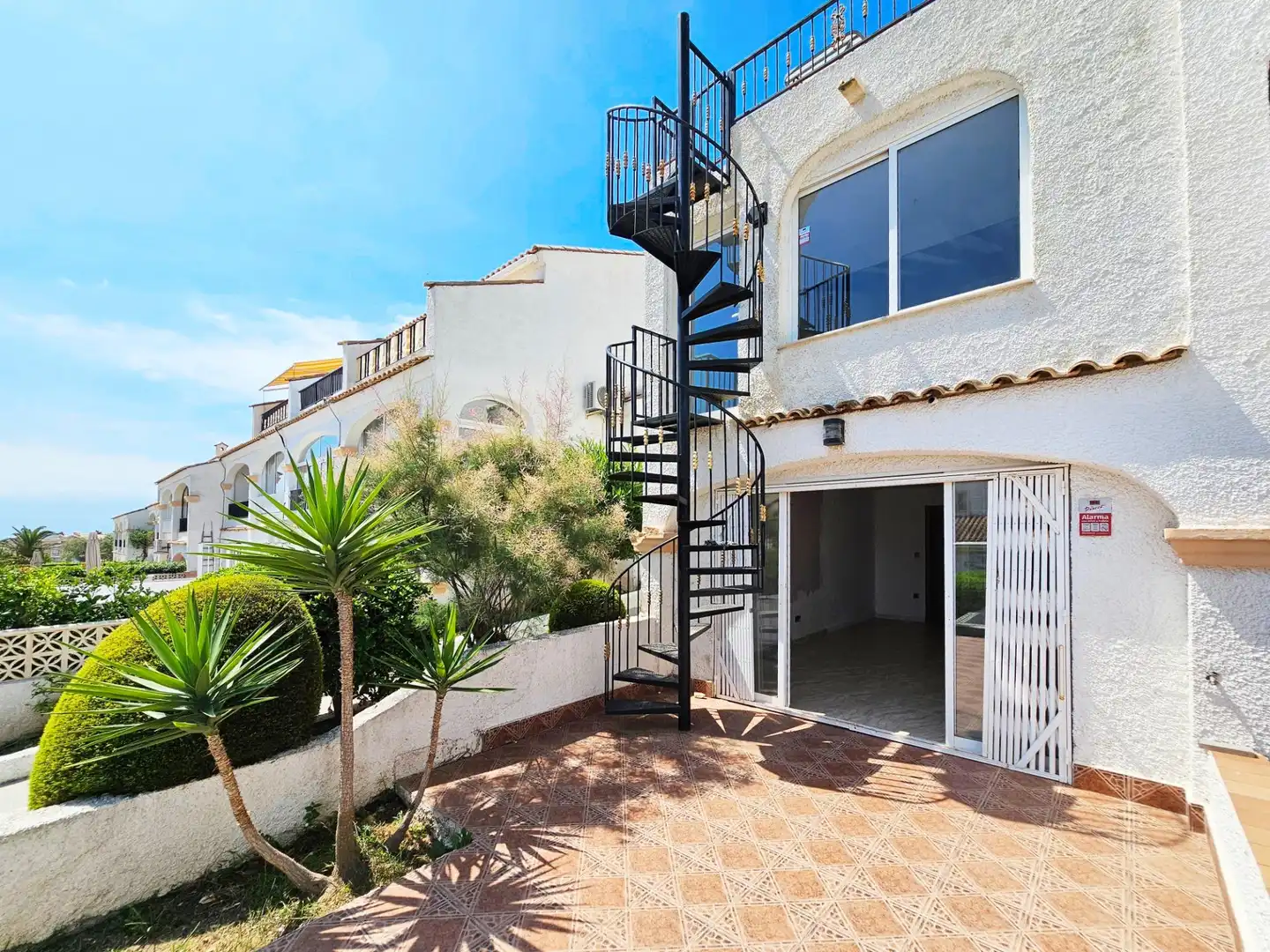 Vista exterior de Casa o xalet en venda en Santa Pola amb Terrassa, Jacuzzi i Piscina comunitària