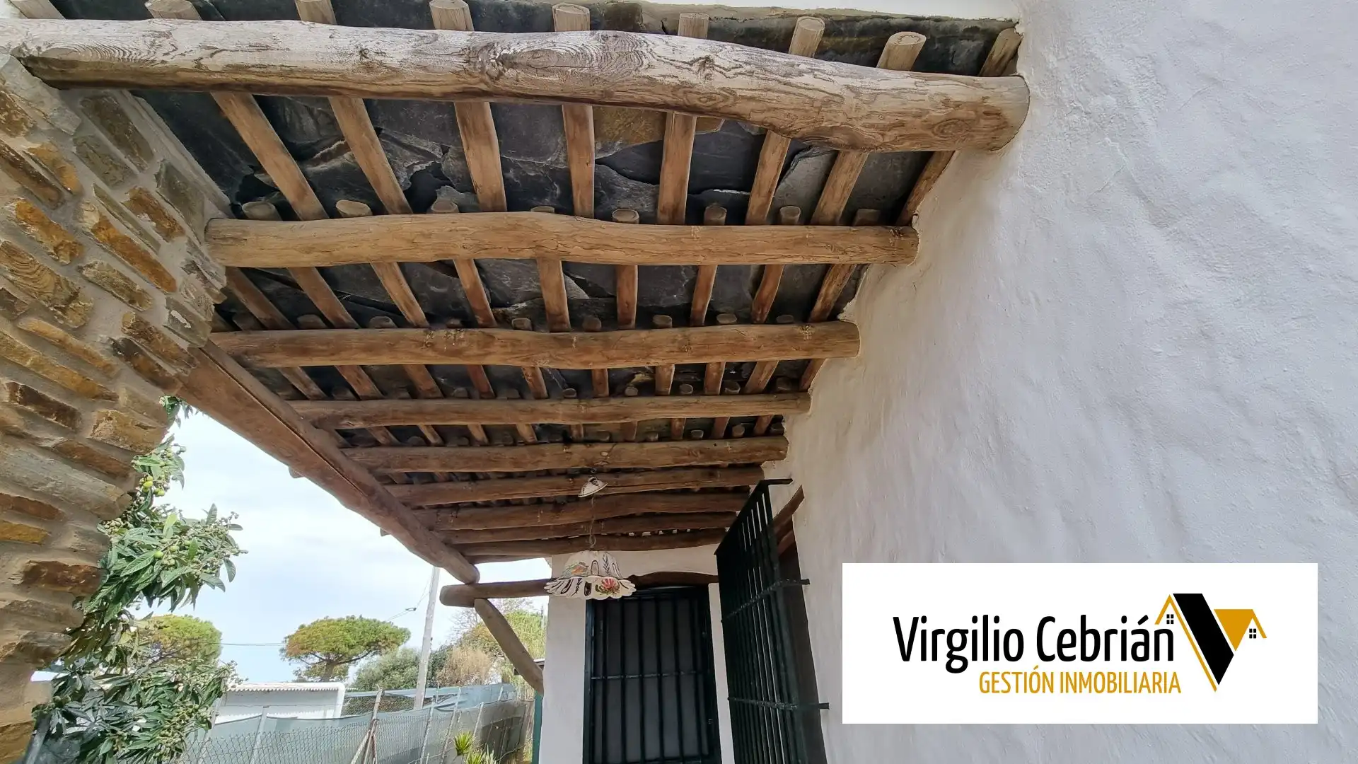 Vista exterior de Casa o xalet en venda en Chipiona amb Aire condicionat, Jardí privat i Terrassa