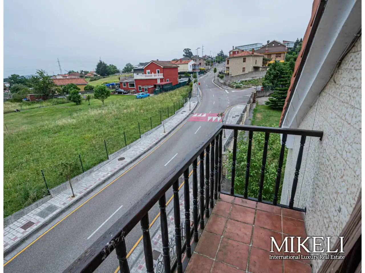 Vista exterior de Casa o xalet en venda en El Astillero   amb Calefacció i Jardí privat