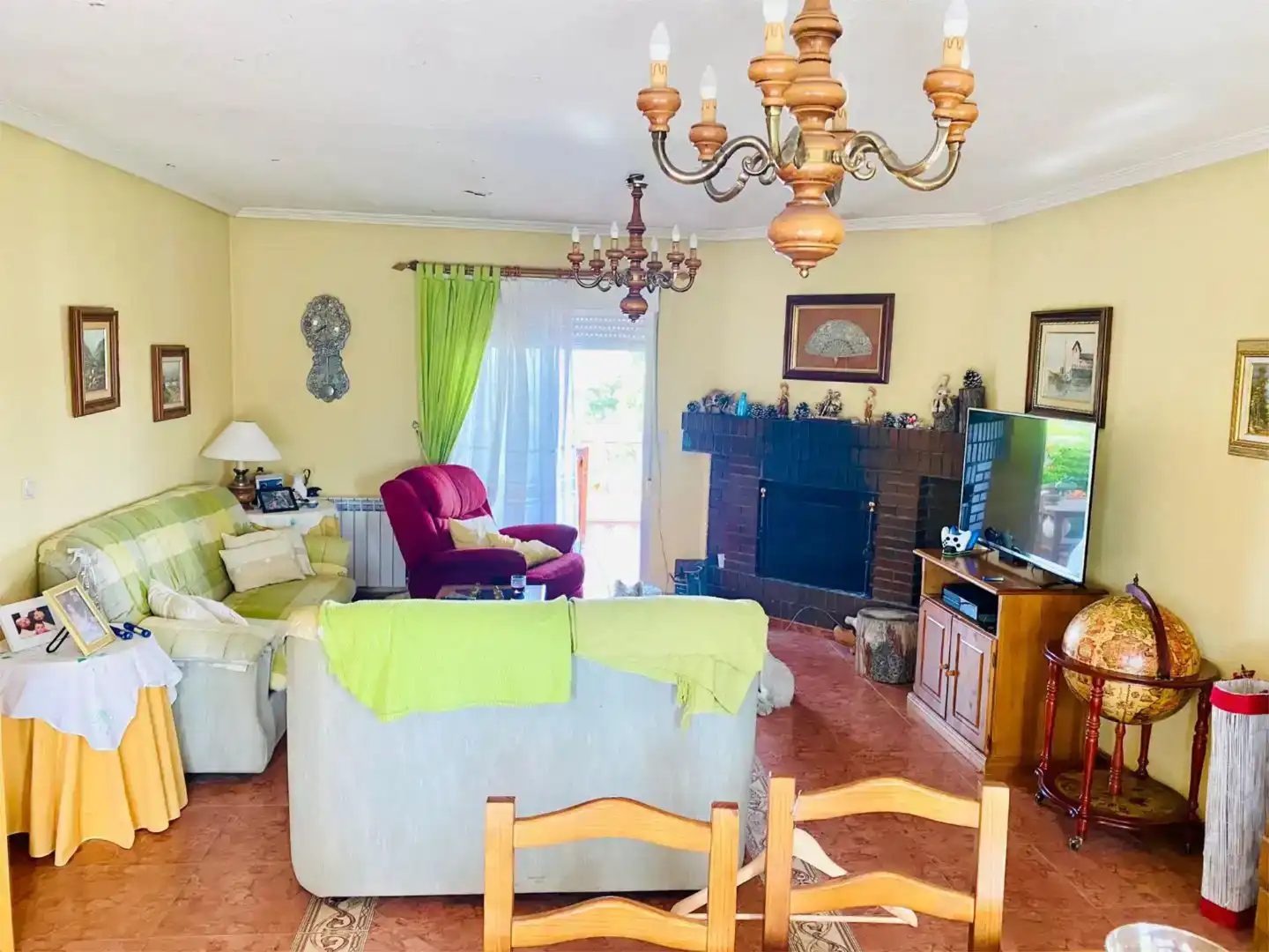 Sala d'estar de Casa o xalet en venda en Villa del Prado amb Jardí privat, Piscina i Balcó