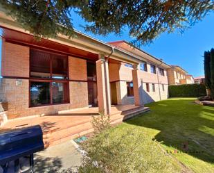 Vista exterior de Casa o xalet en venda en Covaleda amb Calefacció, Jardí privat i Terrassa