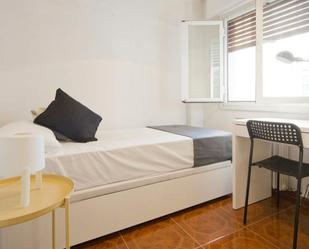 Bedroom of Flat to share in  Madrid Capital  with Washing machine and Internet