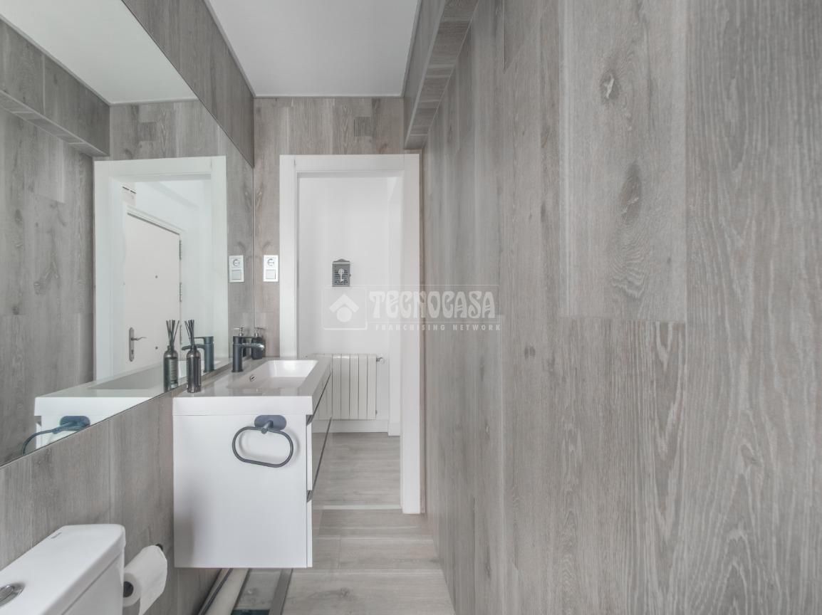 Bathroom of Flat for sale in  Madrid Capital  with Air Conditioner and Heating