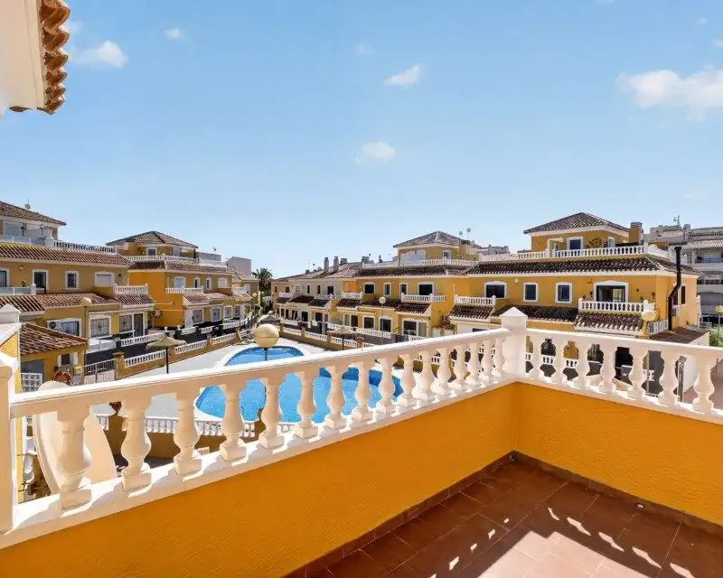 Maison mitoyenne avec piscine à vendre à N/A