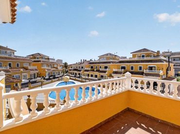 Adossat amb piscina en venda a Playa Flamenca