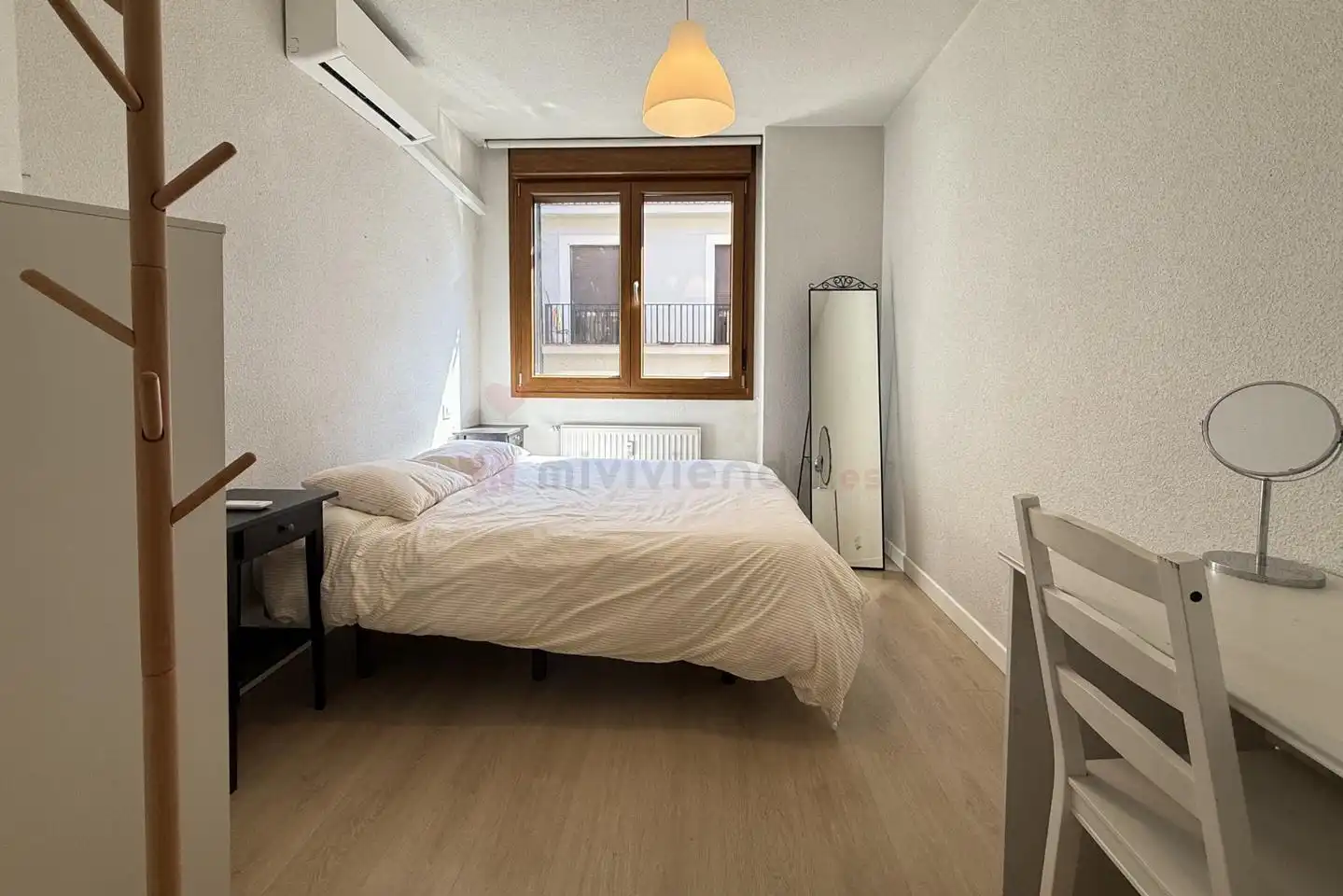Dormitori de Apartament de lloguer en Madrid amb Aire condicionat, Calefacció i Moblat