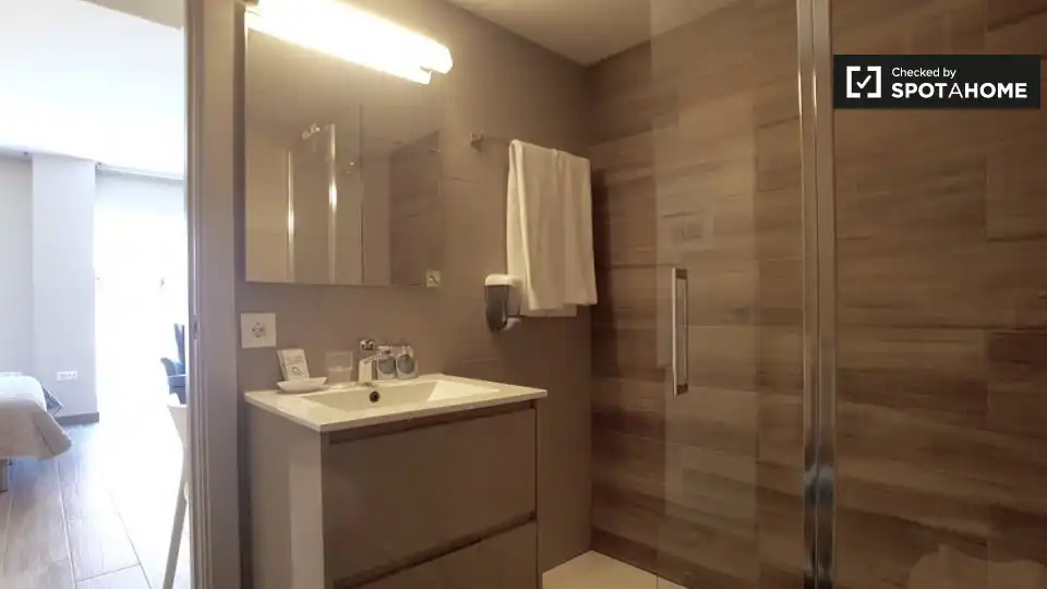 Baño de Estudio para compartir en Barcelona con Aire acondicionado y Terraza