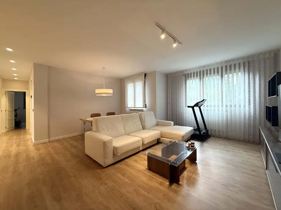 Sala de estar de Piso en venta en Vitoria - Gasteiz con Calefacción, Parquet y Trastero
