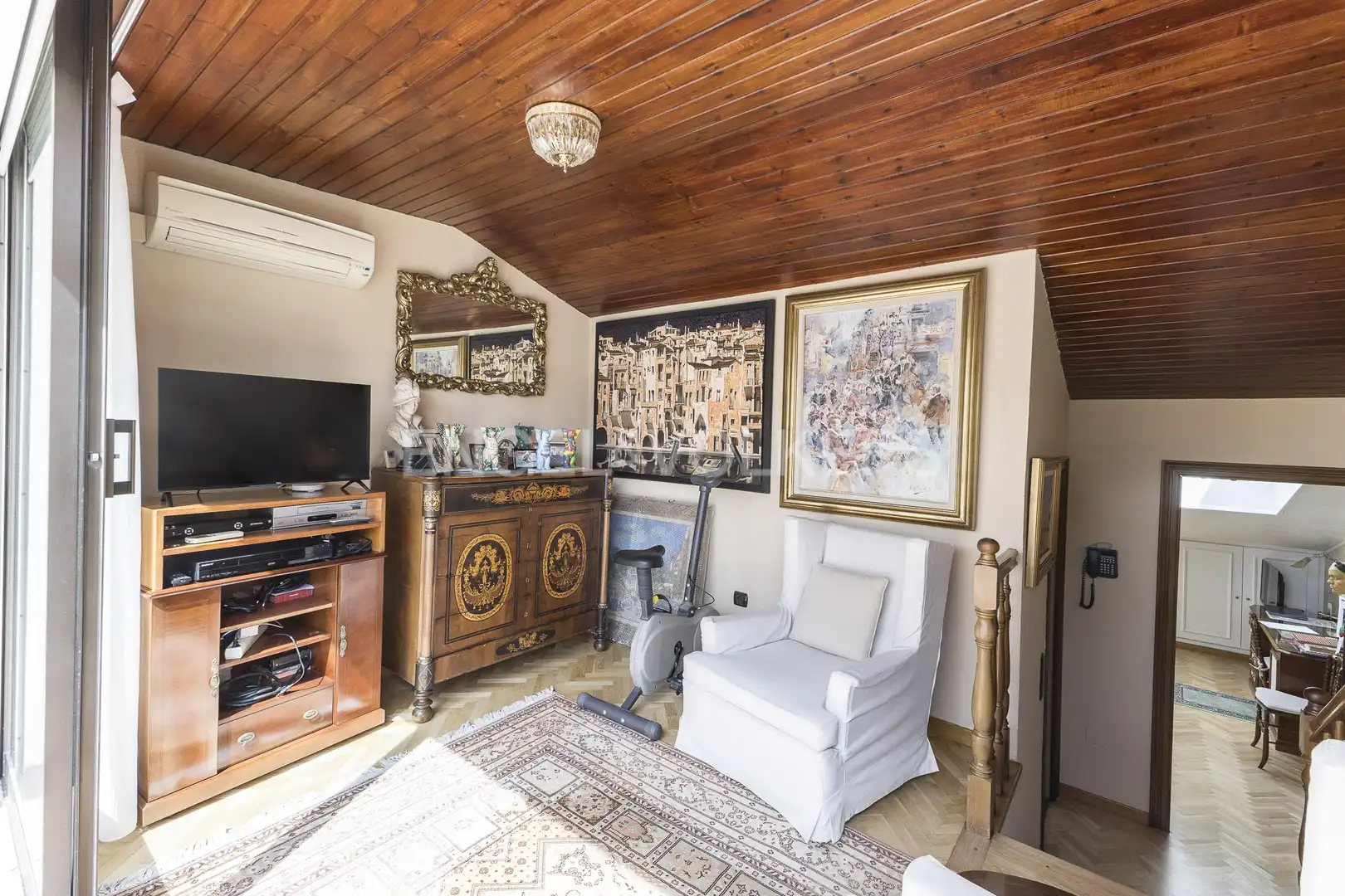 Wohnzimmer von Einfamilien-Reihenhaus zum Verkauf in Barcelona mit Heizung, Privatgarten und Parkett