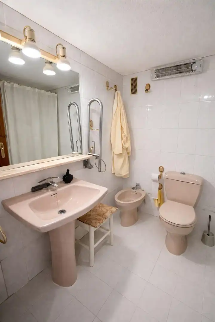 Bany de Apartament en venda en Fuengirola amb Aire condicionat, Terrassa i Piscina comunitària