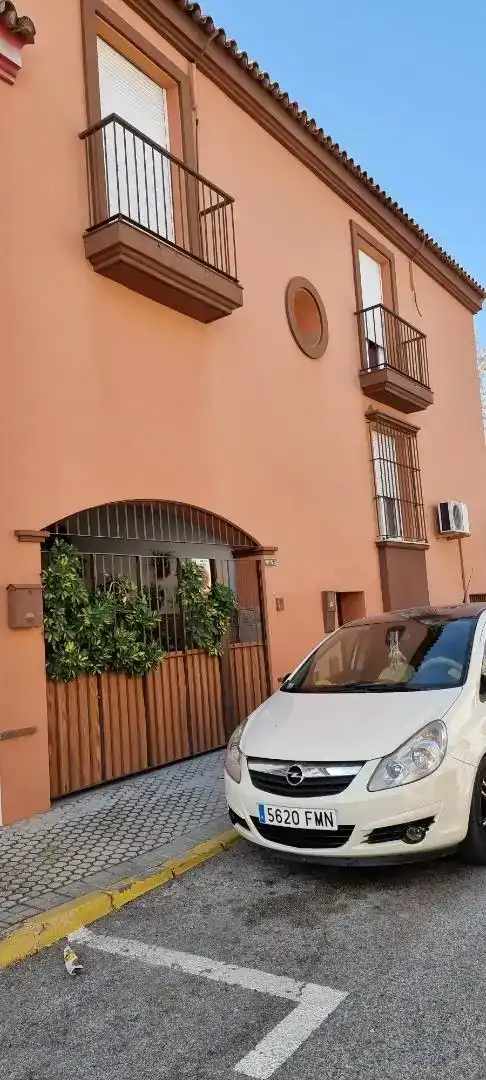 Vista exterior de Casa adosada en venda en Camas amb Aire condicionat, Jardí privat i Traster