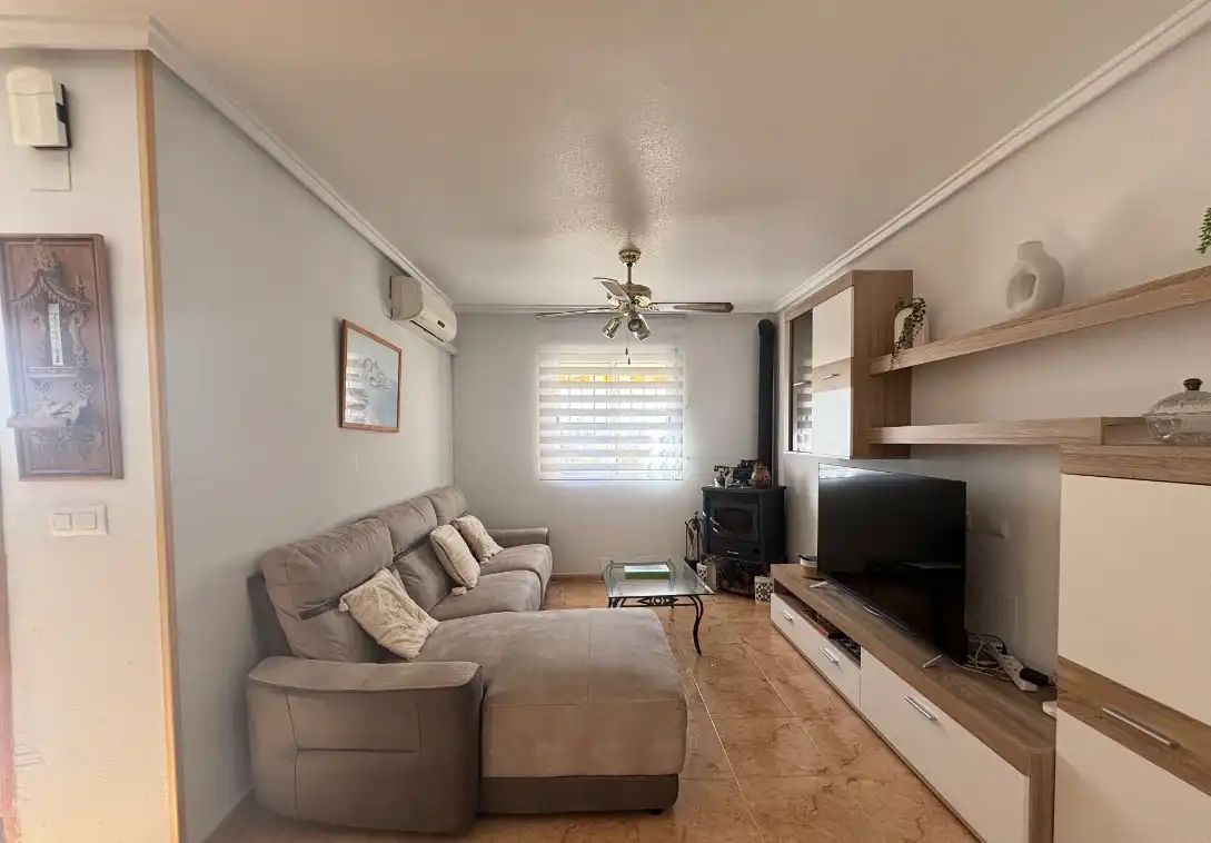 Sala d'estar de Casa o xalet de lloguer en Torrevieja amb Aire condicionat, Calefacció i Jardí privat