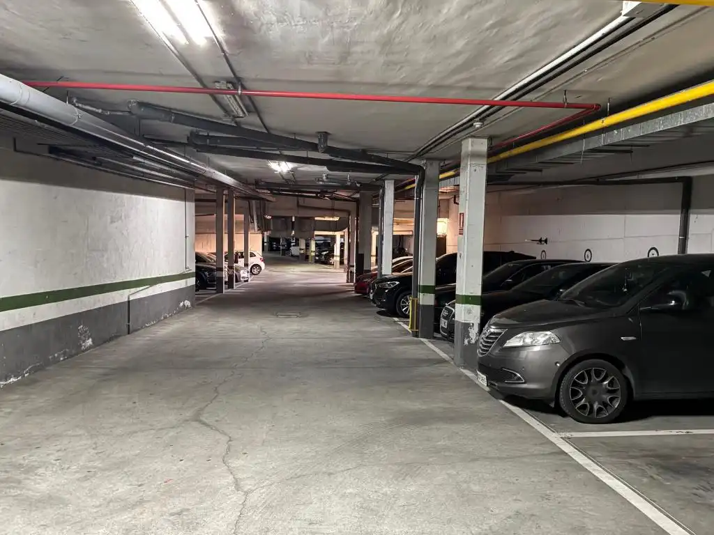 Parkplatz von Wohnung zur Miete in Sevilla la Nueva mit Klimaanlage, Heizung und Abstellraum