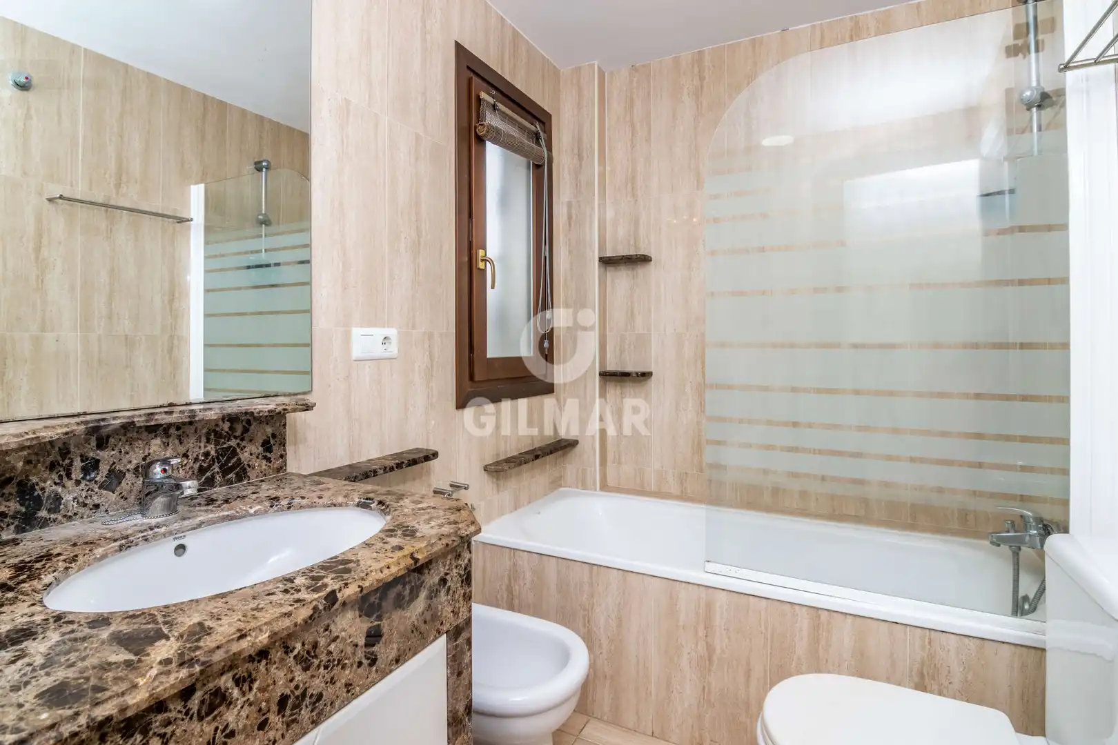Badezimmer von Einfamilien-Reihenhaus zum Verkauf in Manilva mit Heizung, Privatgarten und Schwimmbad