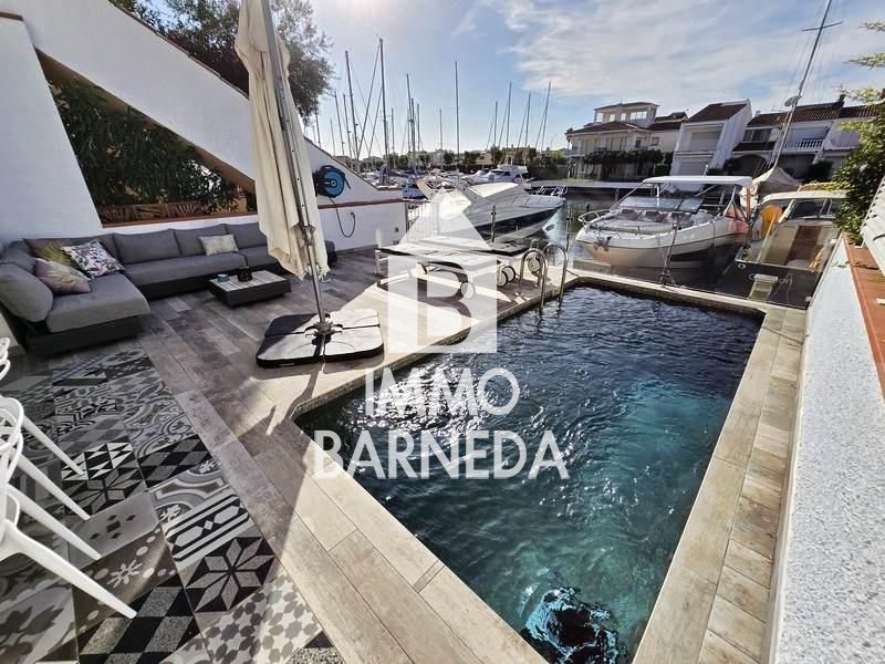 Vista exterior de Casa o xalet en venda en Empuriabrava amb Aire condicionat, Calefacció i Terrassa