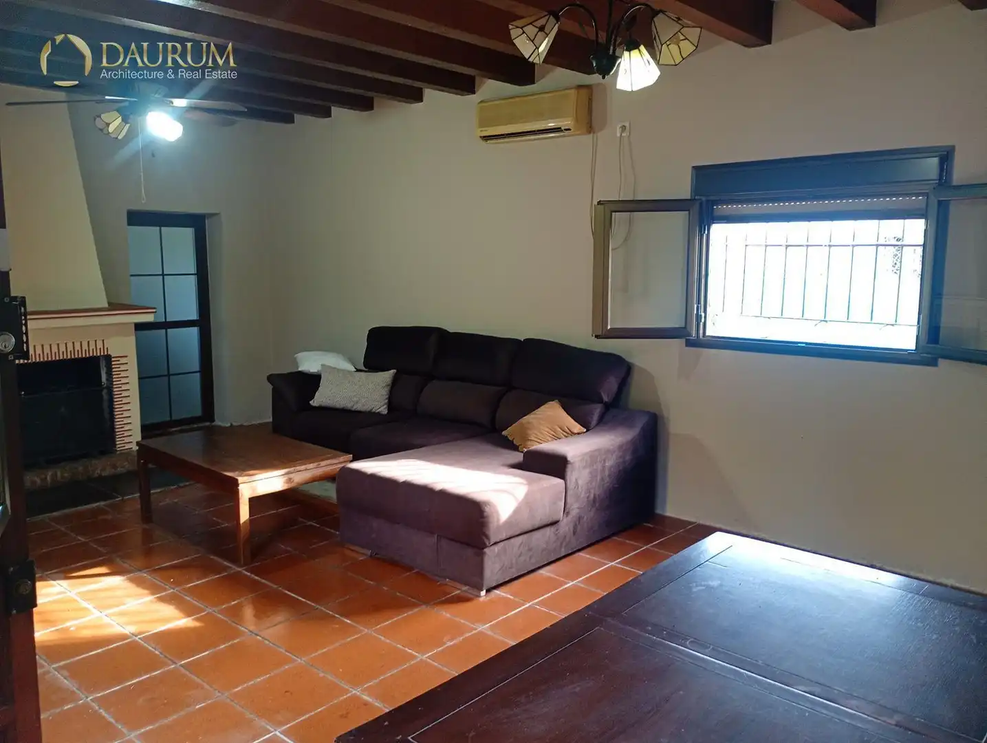 Sala d'estar de Casa o xalet en venda en La Rinconada amb Aire condicionat i Piscina