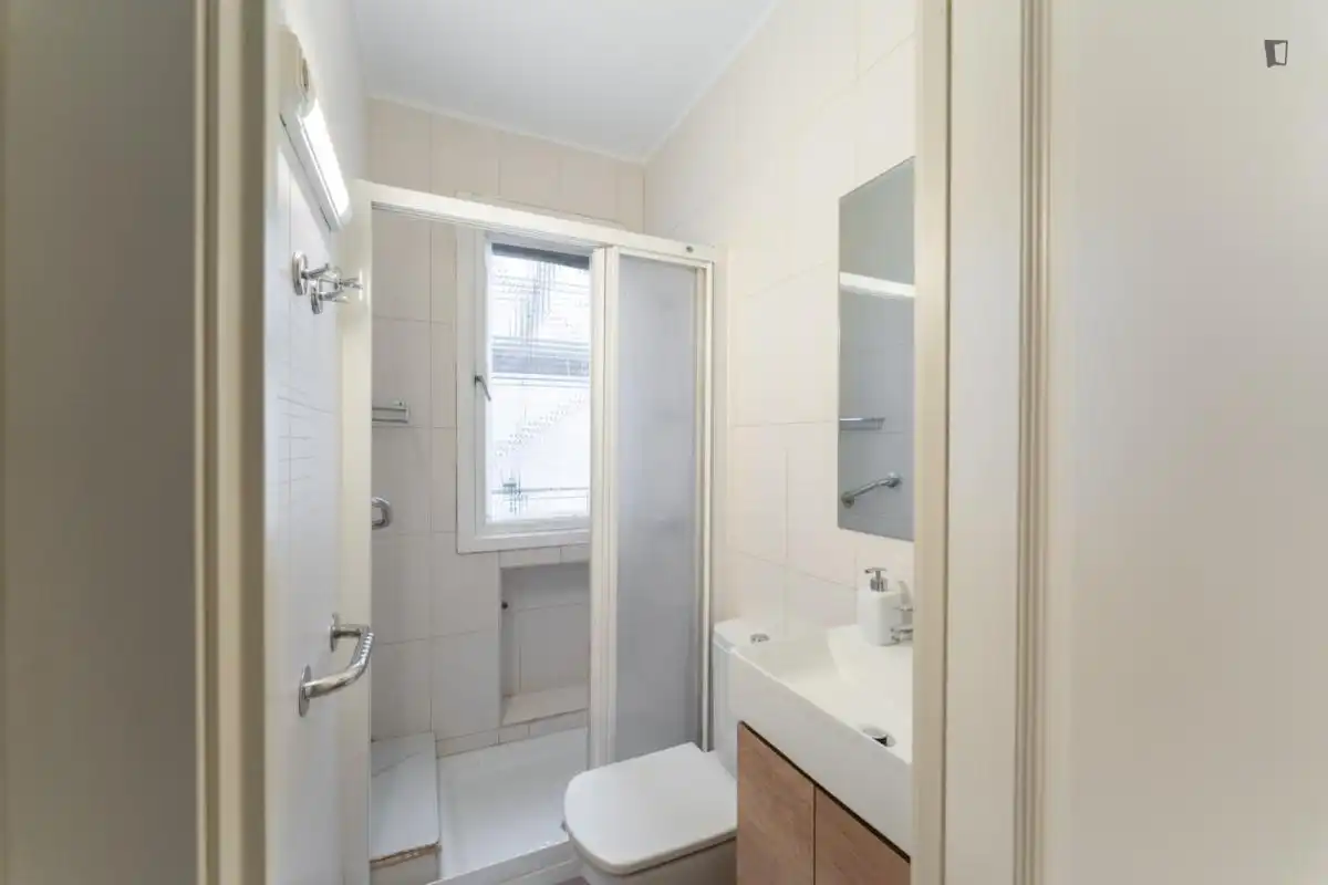 Badezimmer von Wohnungen zur untervermieten in Madrid mit Möbliert, Ofen und Waschmaschine