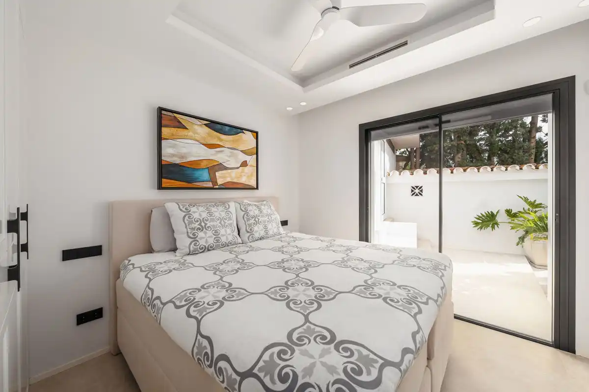 Dormitori de Casa o xalet en venda en Marbella amb Aire condicionat, Jardí privat i Terrassa