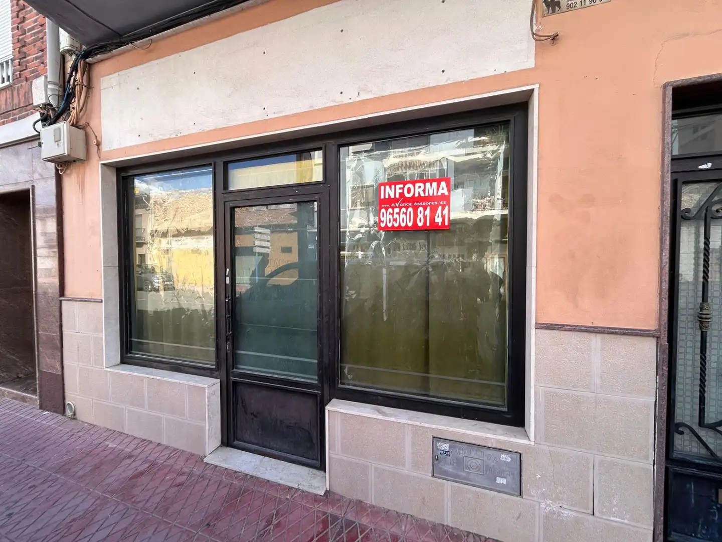 Local comercial en alquiler en Avenida REYES CATOLICOS, imagen 2