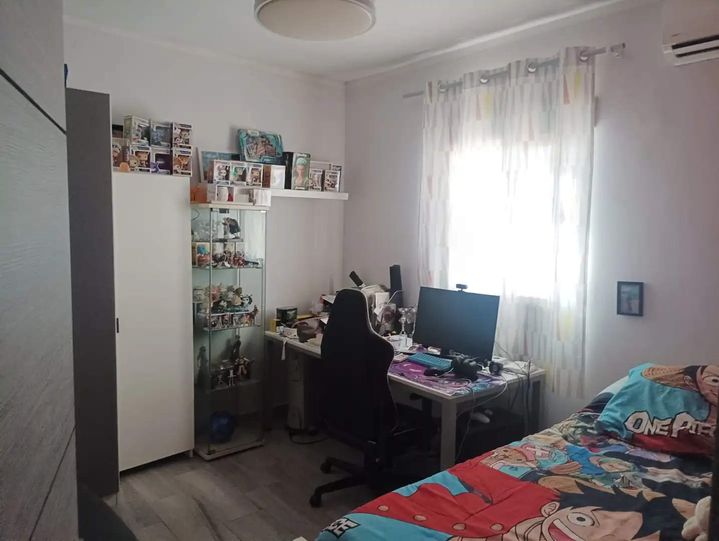 Bedroom of Houses for sale in Sevilla  with Air Conditioner, Private garden and Parquet flooring