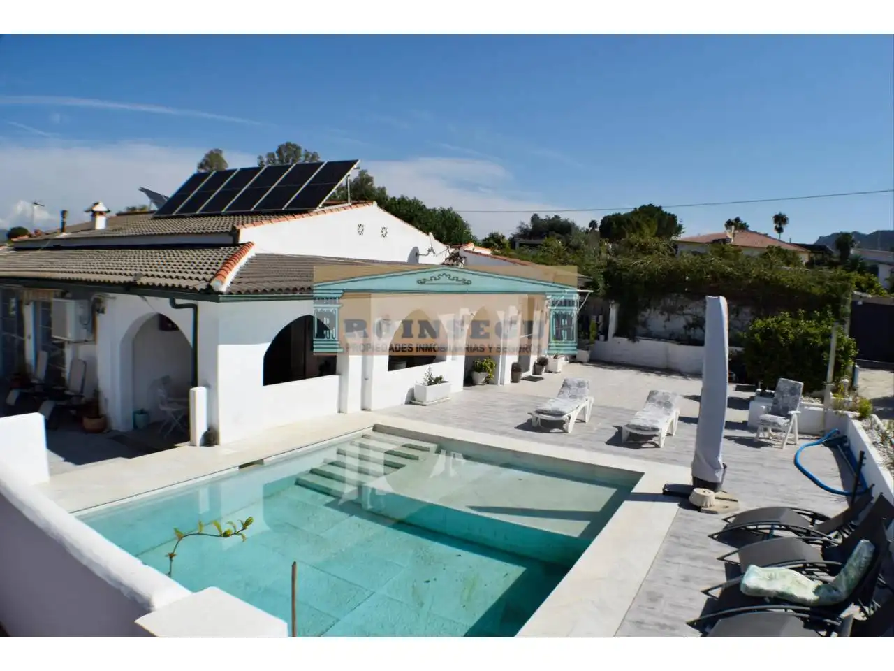 Casa rústica amb piscina en venda a Carretera COIN 35