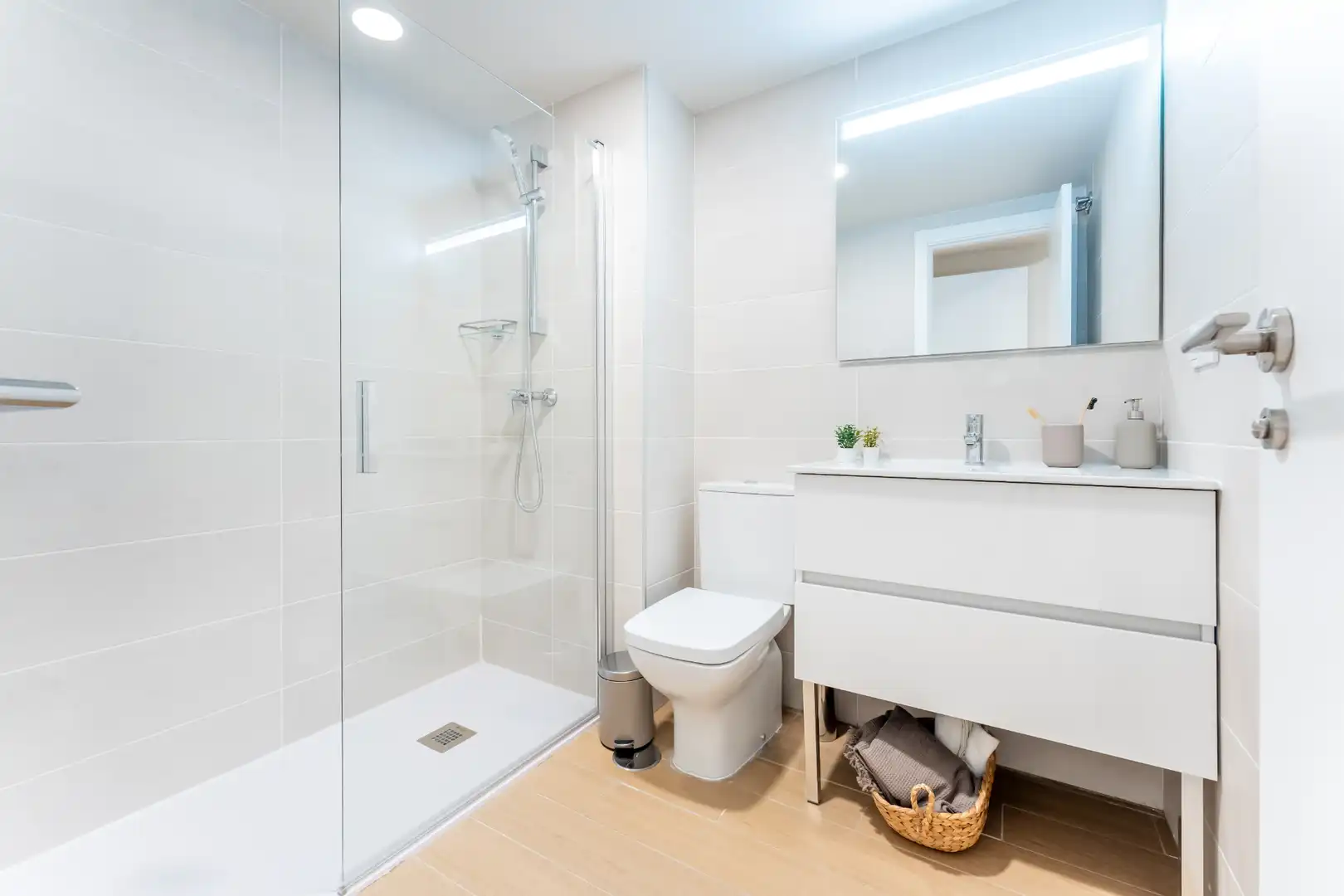 Bathroom of Flat for sale in Sevilla  with Air Conditioner, Heating and Storage room