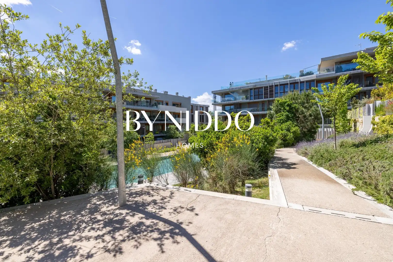 Vista exterior de Planta baixa en venda en Sant Cugat del Vallès amb Aire condicionat, Calefacció i Jardí privat