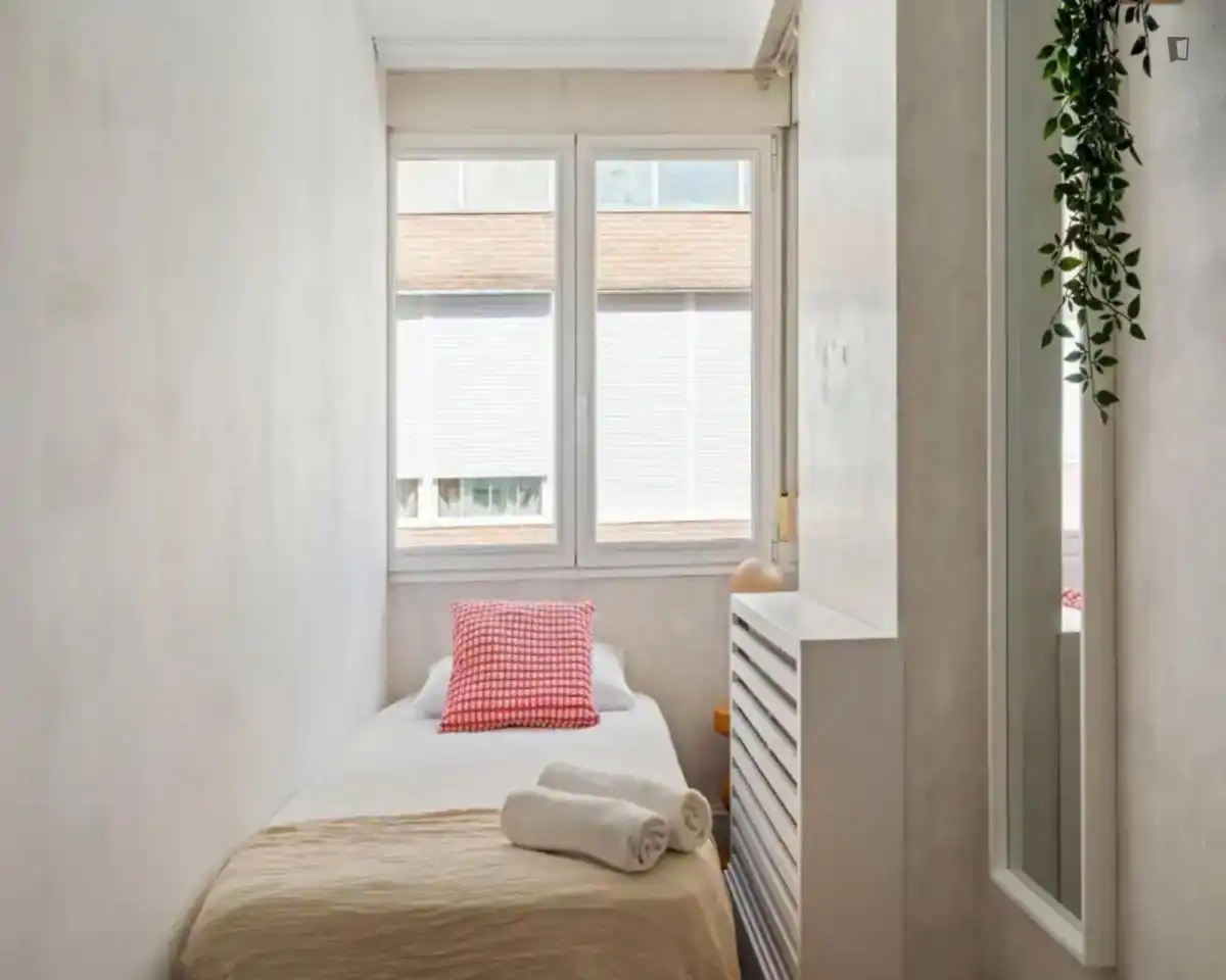 Habitación de Apartamento para compartir en Madrid con Aire acondicionado, Calefacción y Amueblado