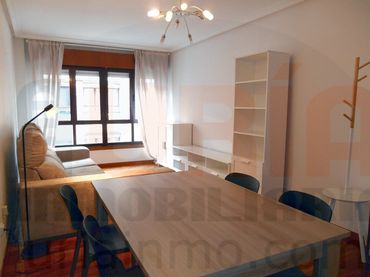 Flat with lift for sale in Calle Favila 16