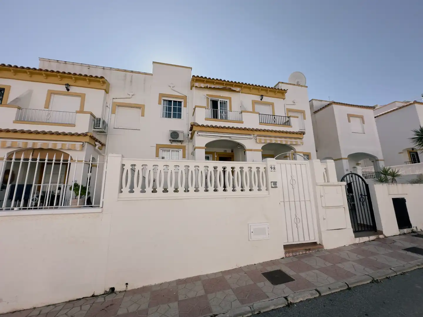 Reihenhaus mit Terrasse zum Verkauf in Avinguda D'Escandinàvia 23, imagen 2
