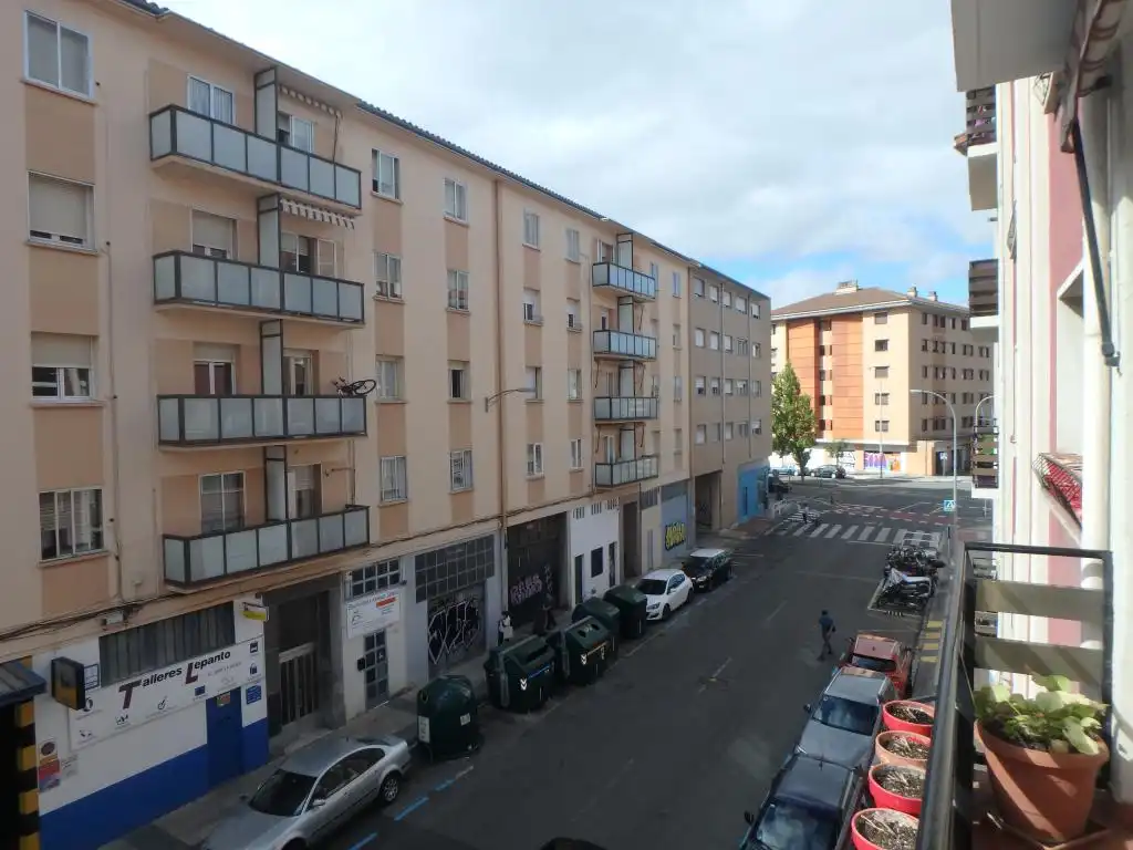 Außenansicht von Wohnung zum Verkauf in  Pamplona / Iruña mit Heizung und Terrasse