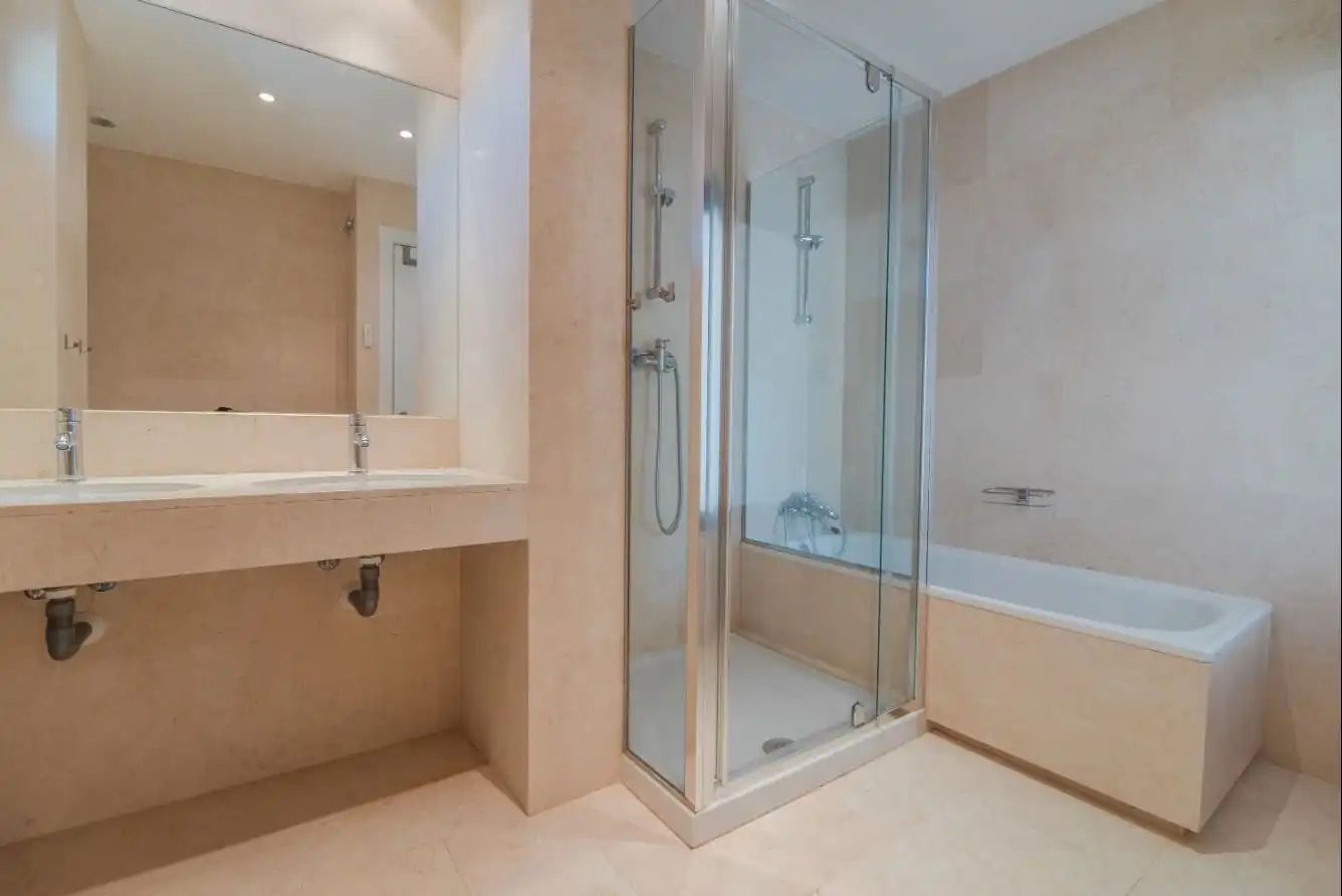 Badezimmer von Erdgeschoss zur Miete in Madrid mit Klimaanlage, Heizung und Privatgarten