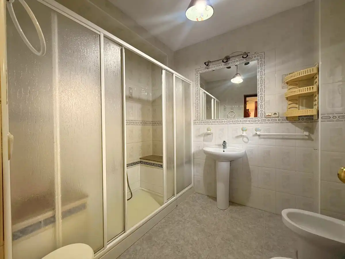 Baño de Casa adosada en venta en Benamejí con Jardín privado, Terraza y Trastero