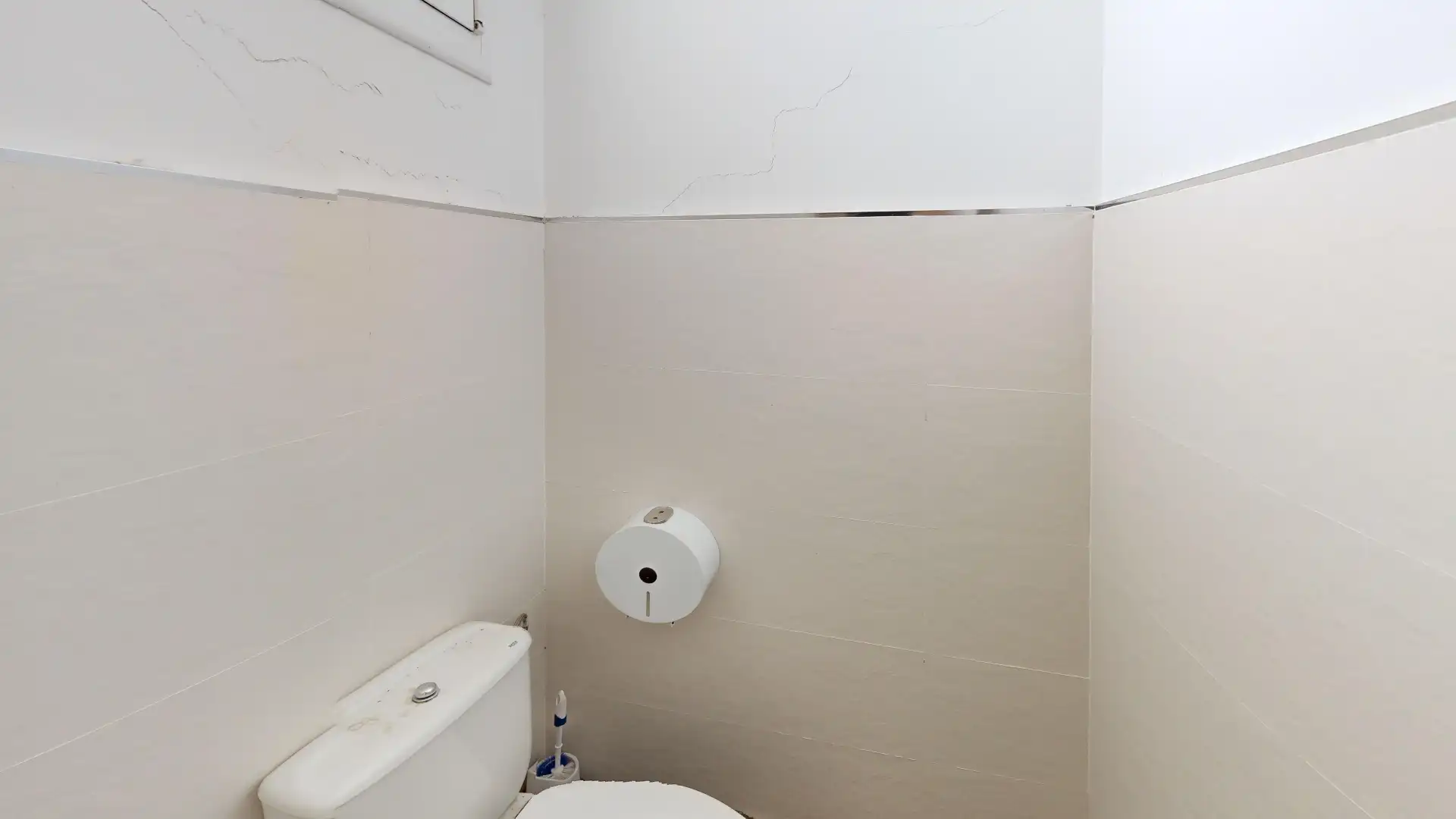 Bany de Local en venda en Rubí amb Parquet i Alarma