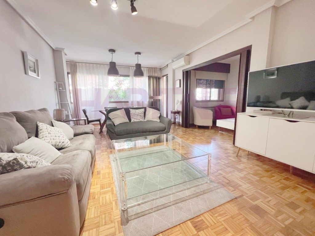 Sala d'estar de Apartament de lloguer en  Valencia Capital amb Aire condicionat, Moblat i Forn