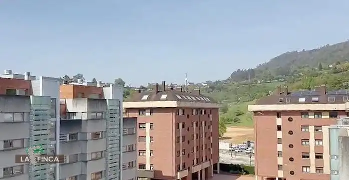 Vista exterior de Ático en venta en Oviedo  con Calefacción, Parquet y Terraza