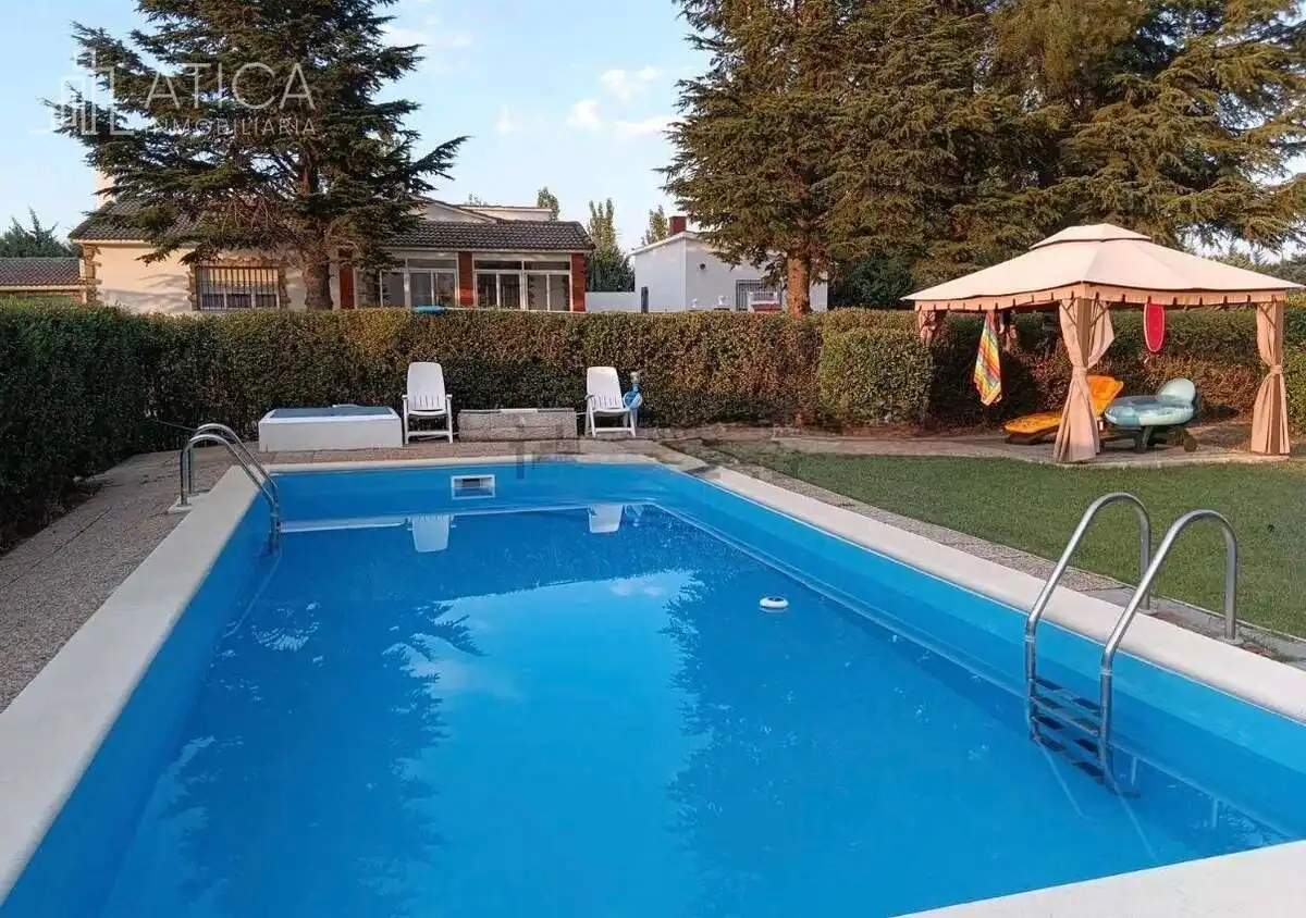 Detached house with pool for sale in Calzada de Valdunciel, imagen 2