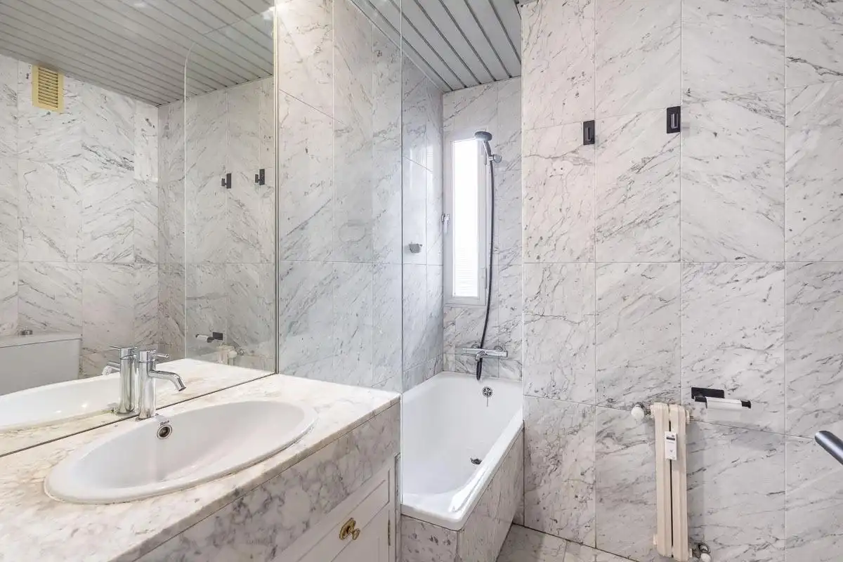 Bathroom of Flat for rent in Granada  with Air Conditioner, Heating and Terrace