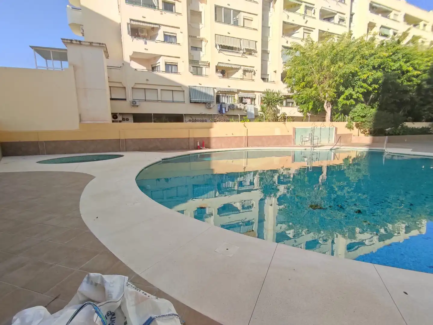 Piscina de Estudio en venta en Torremolinos con Terraza, Amueblado y Lavadora