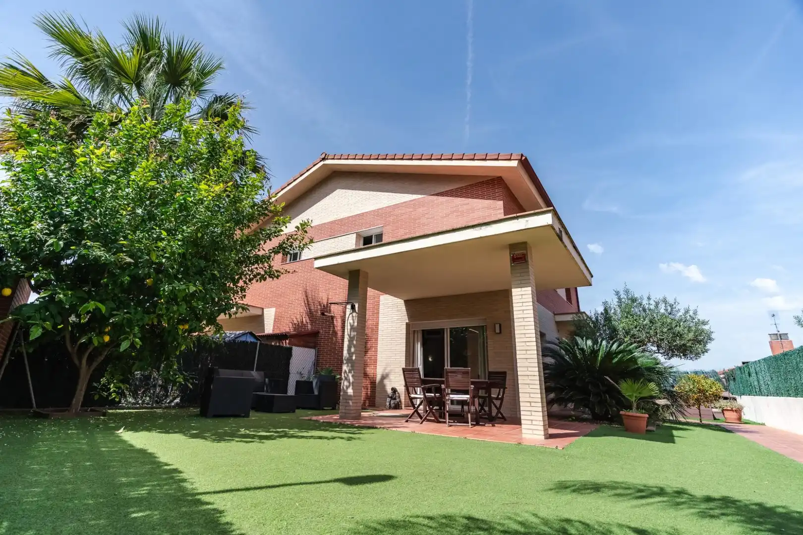 Vista exterior de Casa adosada en venda en Els Pallaresos amb Aire condicionat, Calefacció i Jardí privat