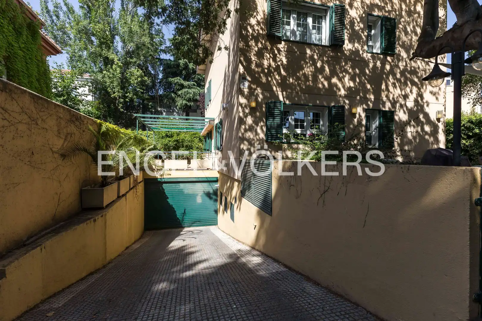 Vista exterior de Casa o chalet en venta en Madrid con Aire acondicionado, Calefacción y Jardín privado