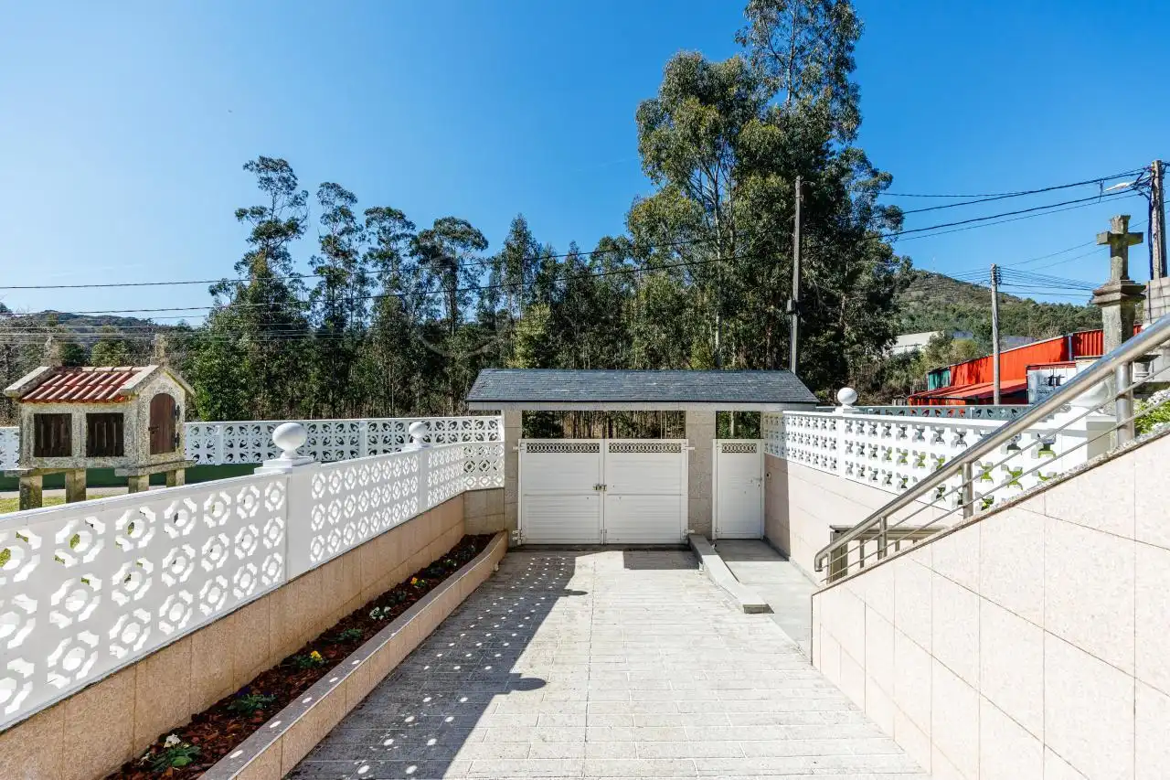 Parking de Casa o chalet en venta en Vigo  con Calefacción, Jardín privado y Parquet