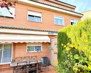 Vista exterior de Casa adosada en venda en Bétera amb Aire condicionat, Terrassa i Balcó