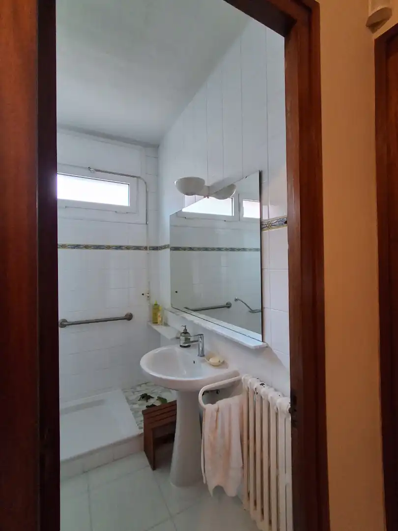 Badezimmer von Wohnung zum Verkauf in Barcelona mit Klimaanlage, Heizung und Parkett