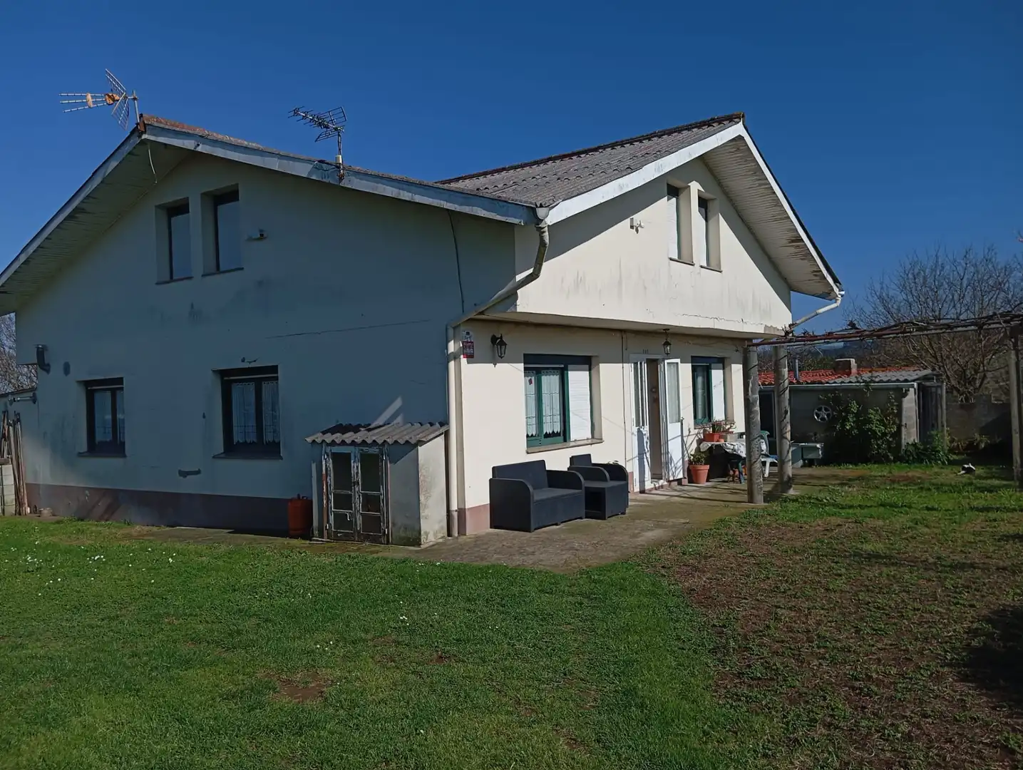 Vista exterior de Casa o xalet en venda en Carballo amb Calefacció, Jardí privat i Moblat