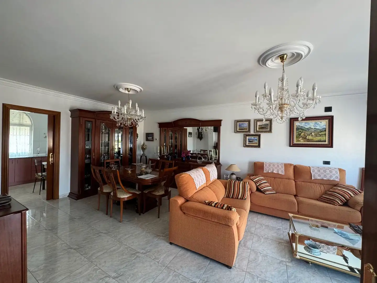Sala de estar de Casa adosada en venta en Valoria la Buena con Calefacción, Jardín privado y Parquet