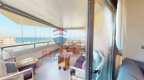 Paquete de 3 áticos con vistas despejadas al mar, y un local comercial