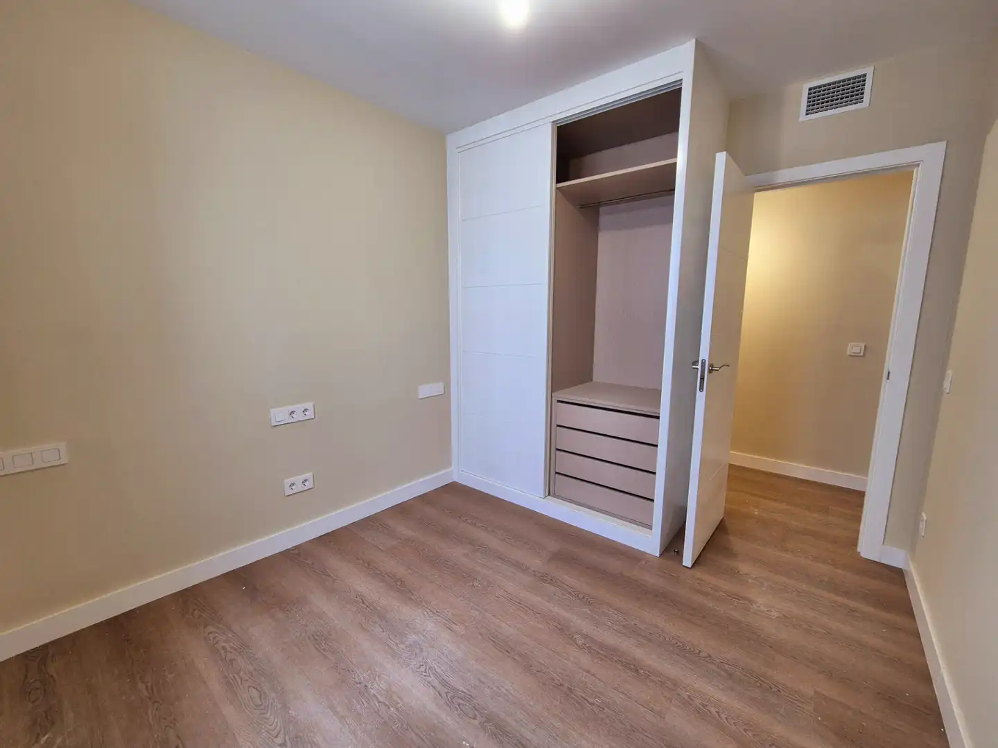 Bedroom of Flat for sale in Madrid  with Air Conditioner, Heating and Microwave
