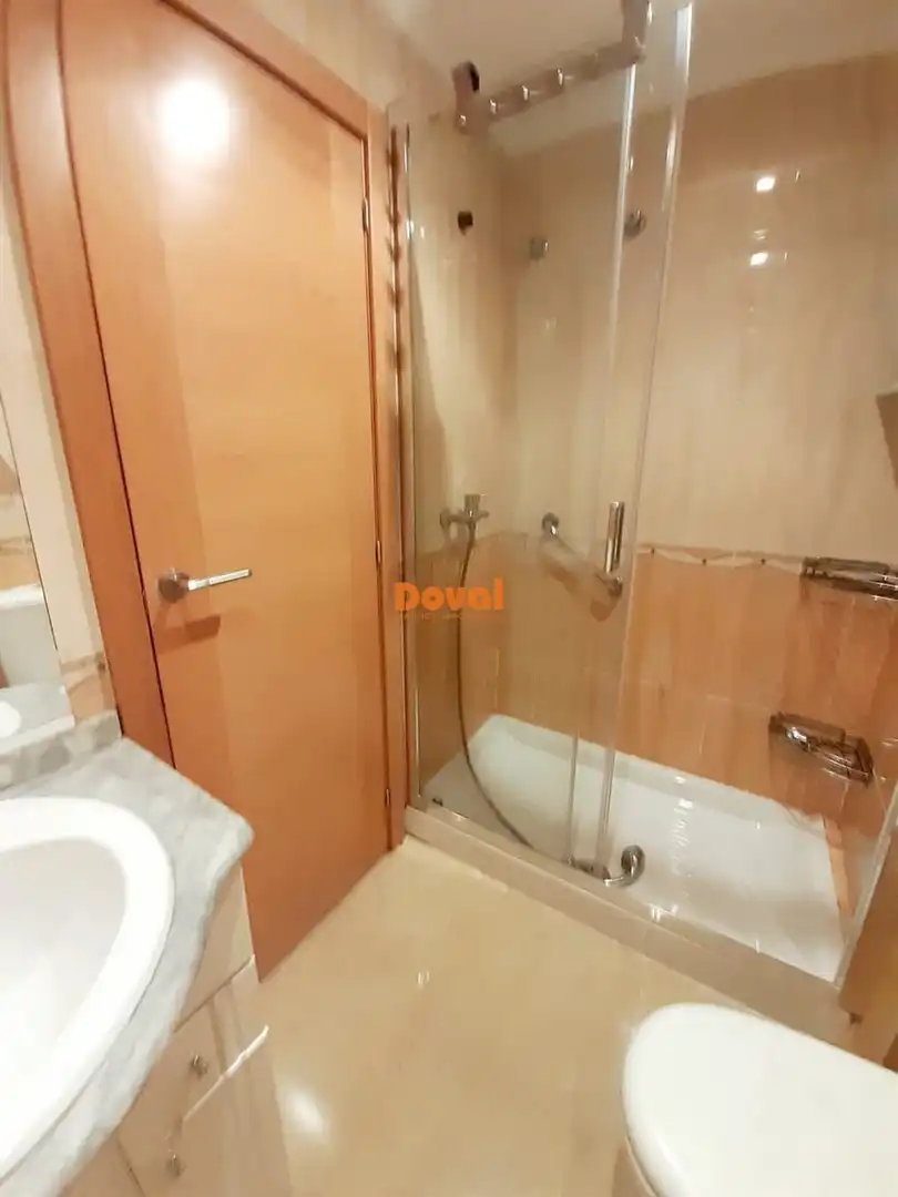 Baño de Piso de alquiler en Vigo  con Calefacción, Amueblado y Balcón